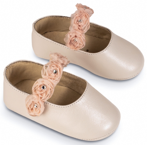 Αγκαλιάς παπουτσάκι ιβουάρ Αγκαλιάς παπουτσάκι ιβουάρ